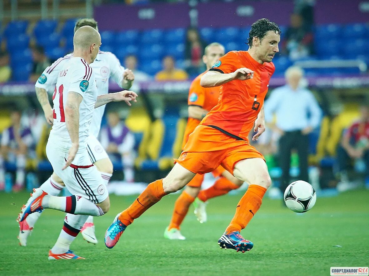 Нидерланды и и болгарии. Сборная нидерландов на евро 2012. Сборная дании 2012. Сборная нидерландов по футболу 2006. Футбол сборная голландии 2006.