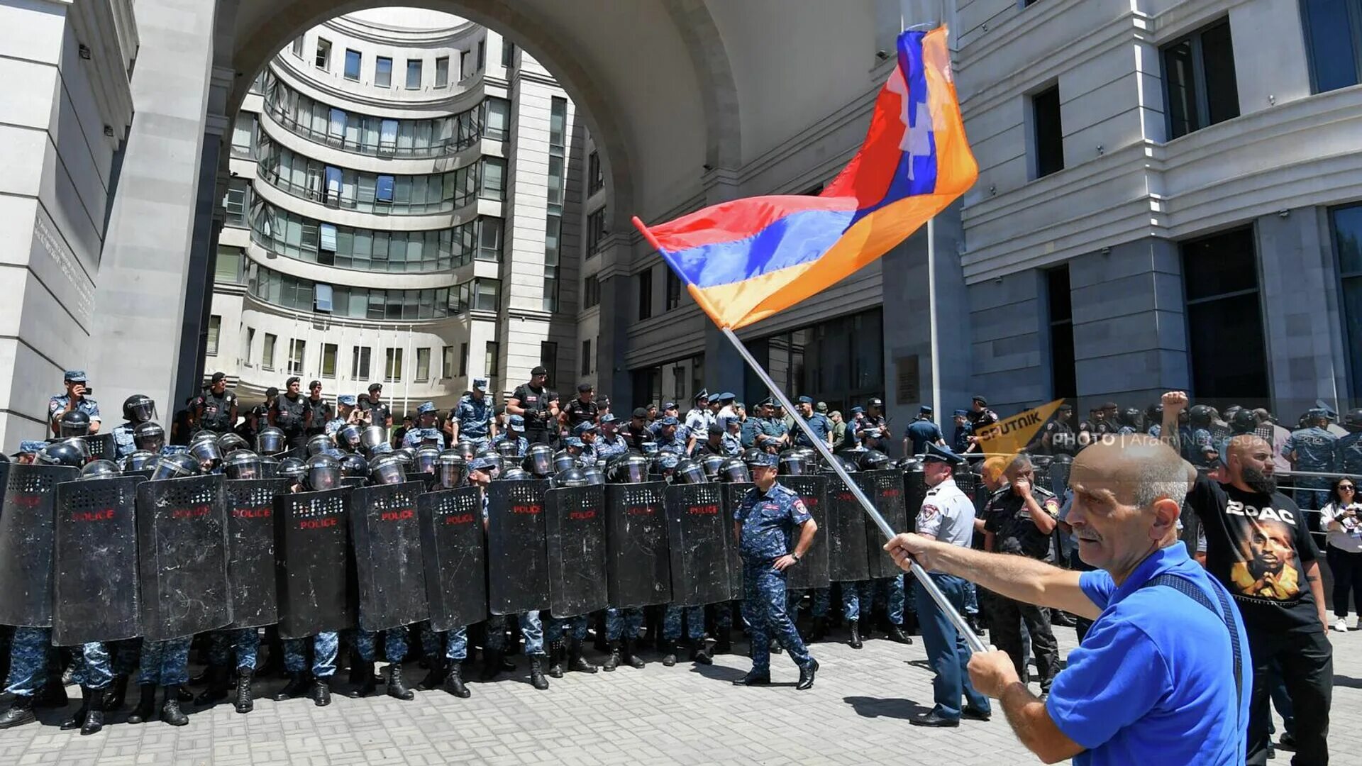 Какой сегодня армения. Армения сегодня. Митинги в Ереване 2022. Армянская оппозиция флаг. Оппозиция в России сегодня.