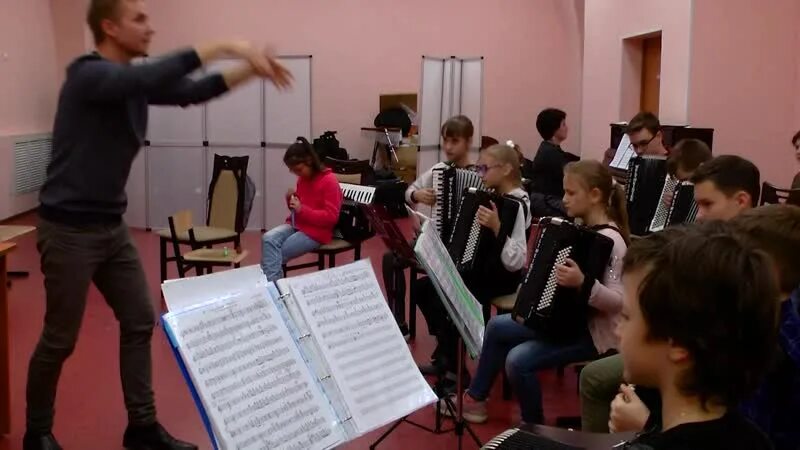 Оркестр баянистов гдтю. Баянисты дворец молодежи коллектив. Дети духовой оркестр. Оркестр духовых инструментов. Детский духовой оркестр юность.