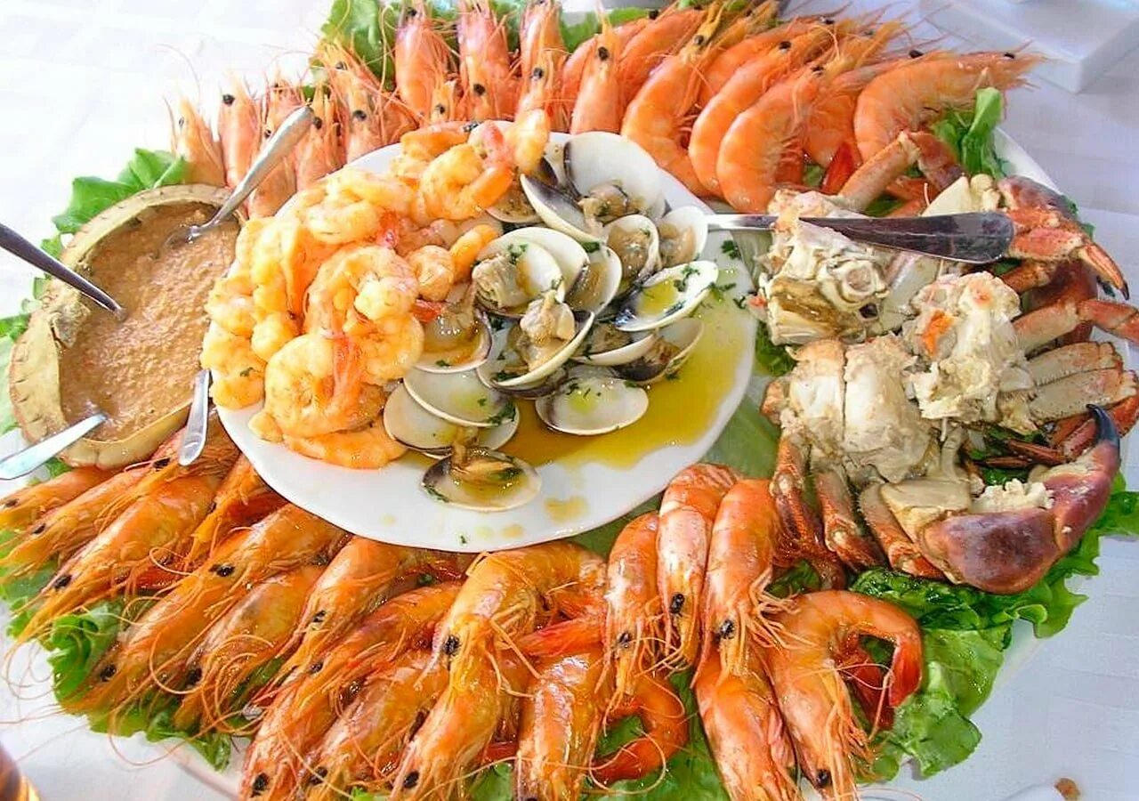 Морепродукты на праздничный стол. Рыбные блюда на праздничный стол. Стол из морепродуктов. Рыбный стол на праздник.