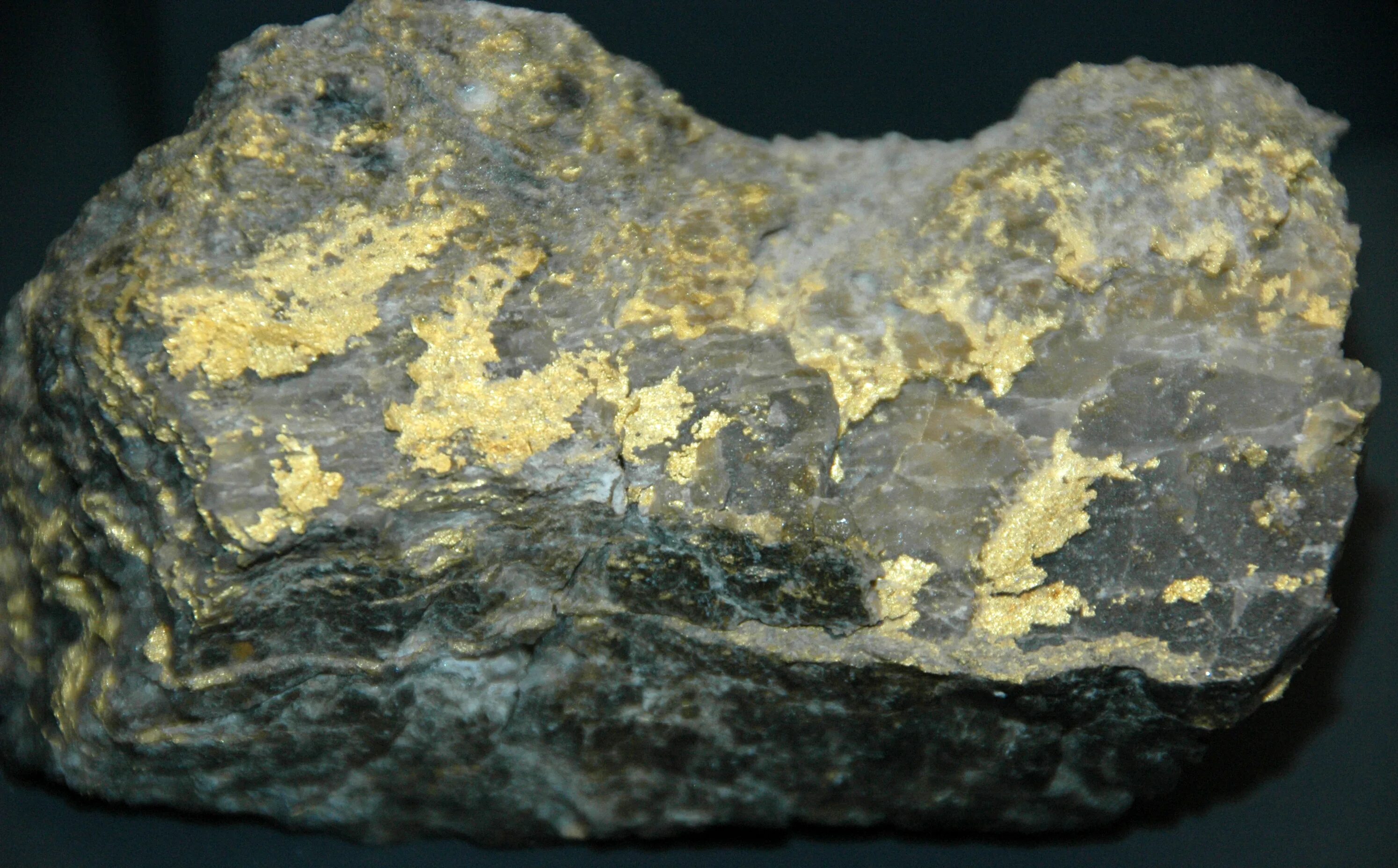 Кварц-золото-сульфидная руда. Золото кварц сульфидная формация. Кварц сульфидная руда. Кварц сульфидная золотосодержащая руда.