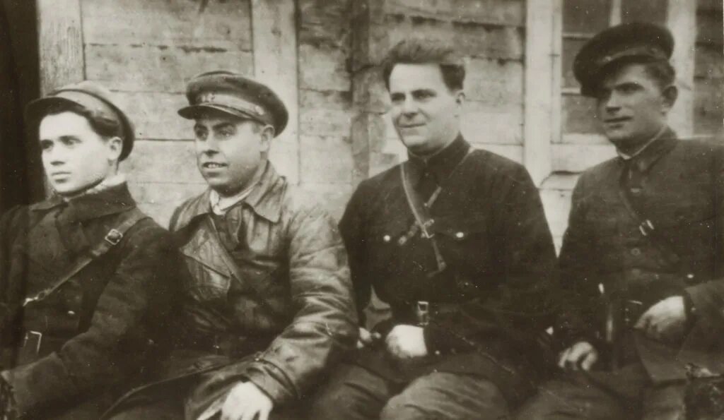Комиссар партизанского отряда. Селюк николай семёнович комиссар партизанского отряда. ермолаев михаил александрович комиссар партизанского отряда. кищинский с.с. комиссар партизанского отряда им. хрущева 1943г. партизанский отряд имени фурманова.