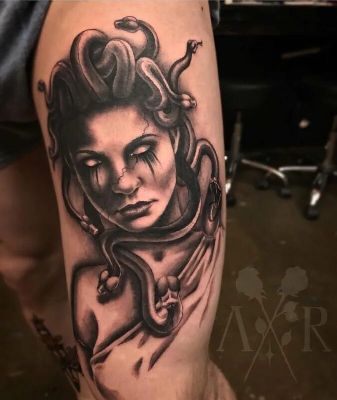 Медуза горгона тату. Медуза горгона традишнл. Тату медуза горгона мини. Медуза горгона на руке. Медуза горгона tattoo.