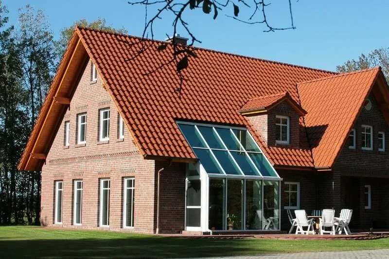 Кровля decra. Кирпич кровли. Металлочерепица ral 7024. Мансардная ломаная полувальмовая. Кирпич кровли.