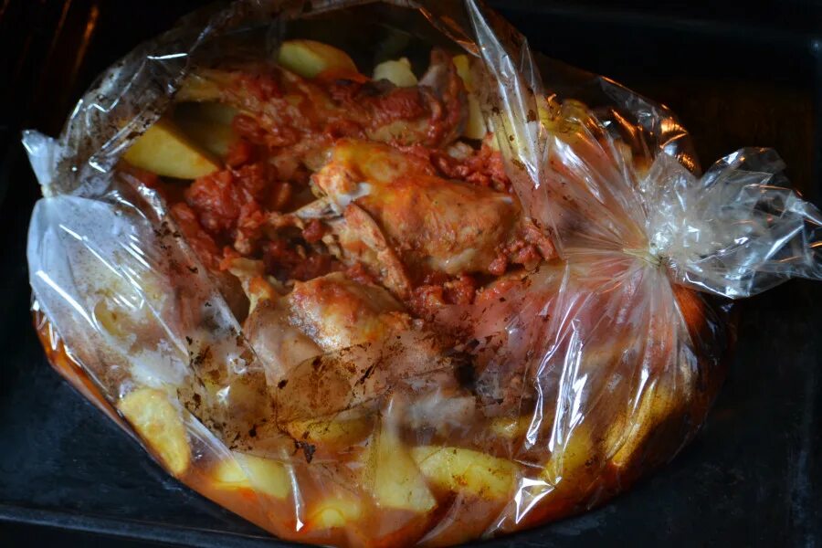 минутах в рукаве. картошка с мясом в духовке в рукаве со свининой. картошка с овощами в рукаве в духовке. курица с картошкой в рукаве для запекания. картошка в пакете в духовке.