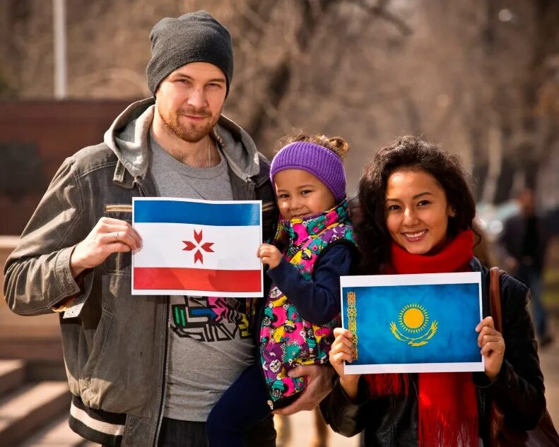 Ребенок в семье. Американская семья. Дети с российским флагом для детей. Интернациональная семья. Семья в иностранном государстве.