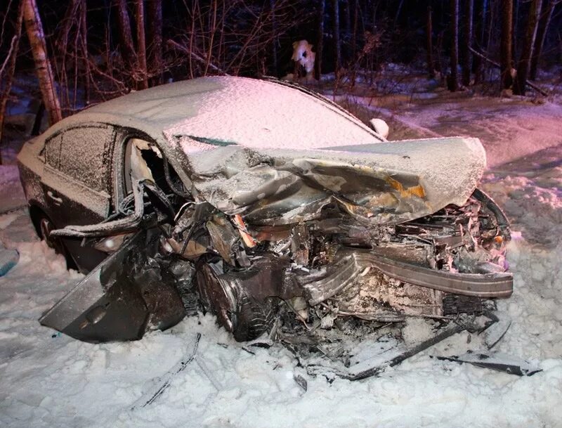 Перевернутая машина зимой. Разбитый субару импреза. Разбитая машина полиции. Лобовое столкновение машин. Разбитая машина в снегу.