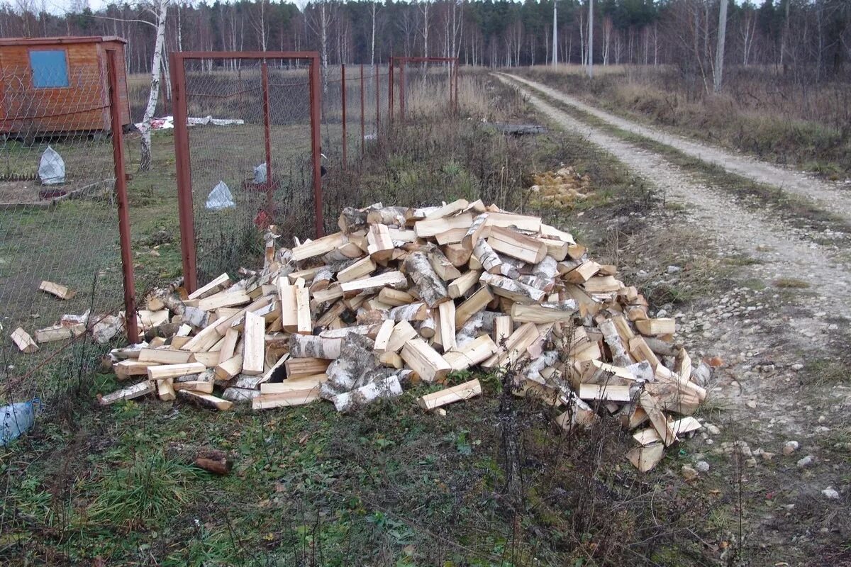 Дрова. Продавец дров. Березовое полено. Дрова для пенсионеров. Поленница для дров.