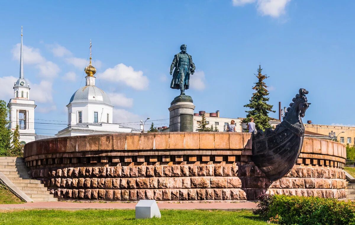 Памятник хождение за три. Памятник Афанасию Никитину. Памятник Никитину в Твери. Город Тверь памятник Афанасию Никитину.