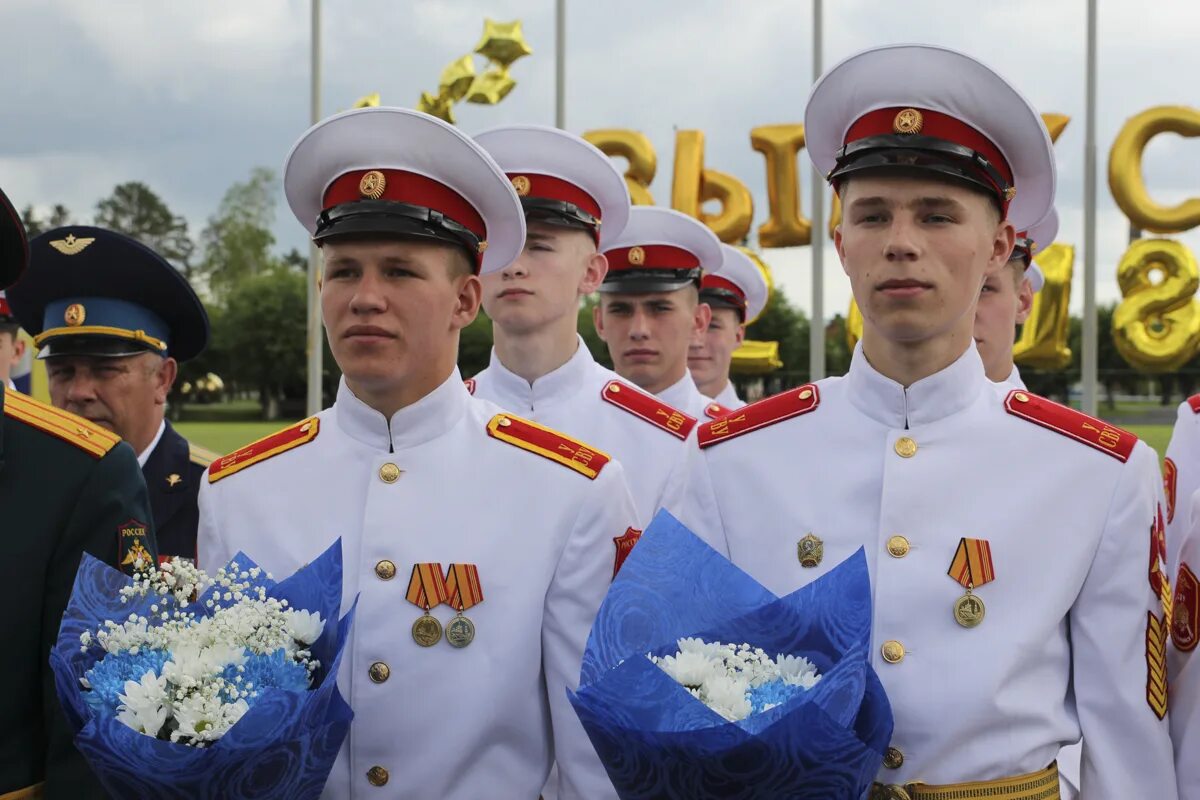 Сву выпуск. Уссурийское Суворовское военное училище. Уссурийское Суворовское военное училище выпуски. Суворовское училище моряки в Рязани. Фото людей в училище.