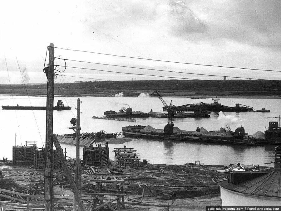 Октябрьский мост Новосибирск 1955. Стройка мост Октябрьский Новосибирск. Новосибирск мост коммунальный через Обь. Новосибирск река Обь до 1950 года.