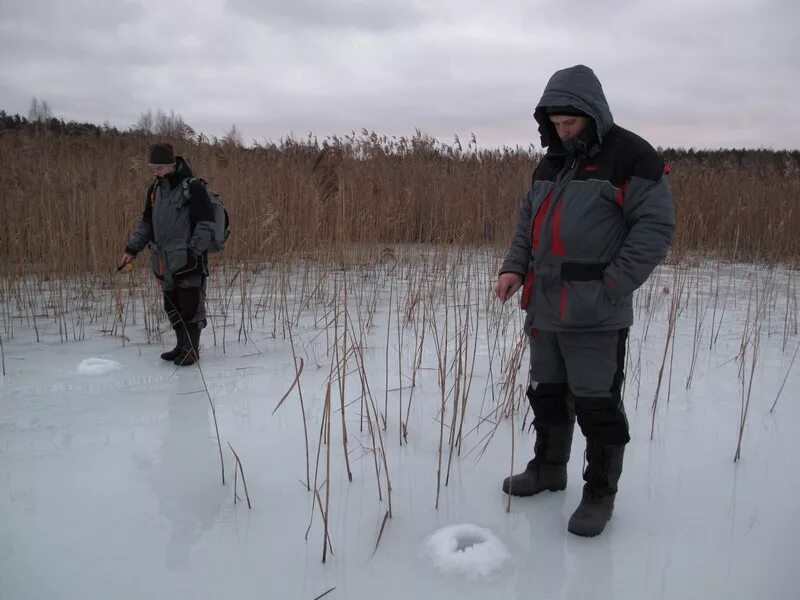 Правильно одеться на рыбалку. Правильно одеться на рыбалку. Экипировка для зимней рыбалки. Зимний костюм для рыбалки. Зимний образ рыбака.