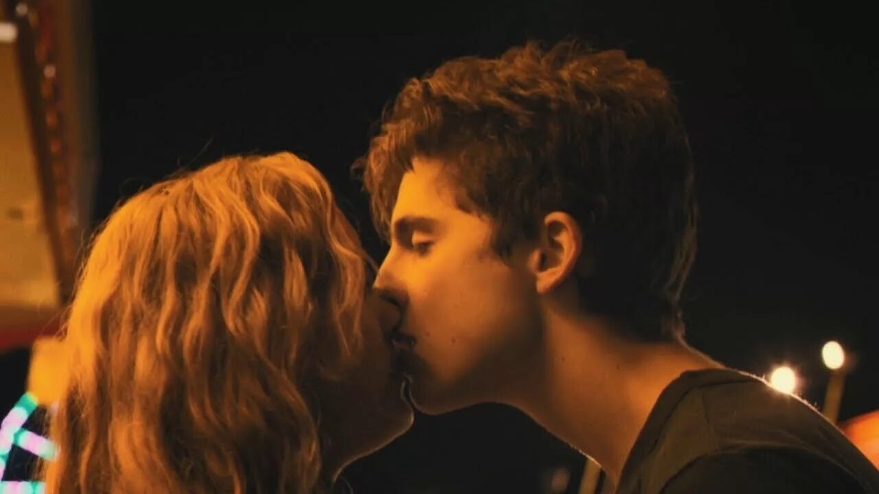 Тимоти шаламе жаркие летние ночи. Тимоти шаламе жаркие летние ночи. Жаркие летние ночи поцелуй. Тимоти шаламе в фильме жаркие летние ночи. Очень жаркие ночи.