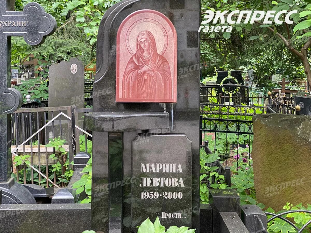 Могила Марины Левтовой на Ваганьковском. Могила Марины Левтовой. Могила Марины Левтовой на Ваганьковском кладбище.