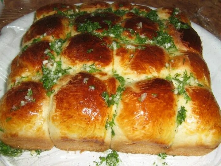 Пампушки молдавские. Вкуснейшие пампушки с чесноком. Вкуснейшие пампушки с чесноком. Пампушки с чесноком. Булочки к борщу.
