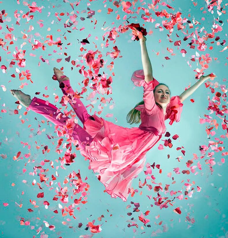 Танцующая девушка в цветах. Танцовщица в цветах. Весенний танец. Цветок радости и вдохновения