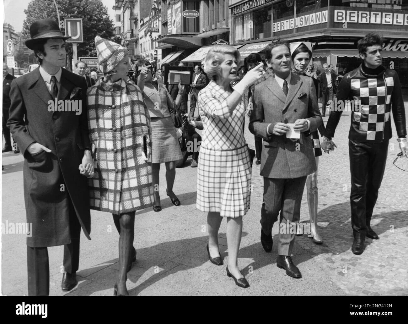Пьер карден франция. Пьер карден коллекция 1959. пьер карден в москве 1957. пьер карден первая коллекция 1957. карден в москве 1960.