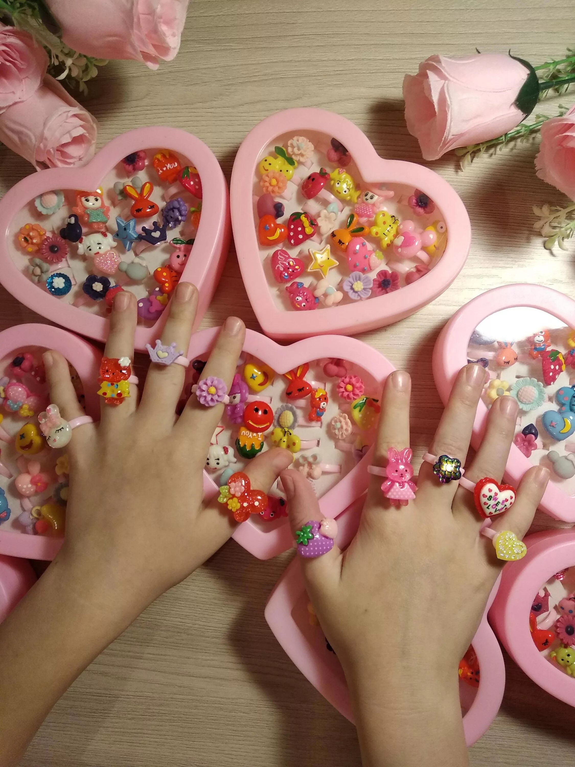 Детские кольца. Детские кольца для девочек. Набор детских колечек в коробочке. Включи девочки колечки. Кольцо китти хелло китти.