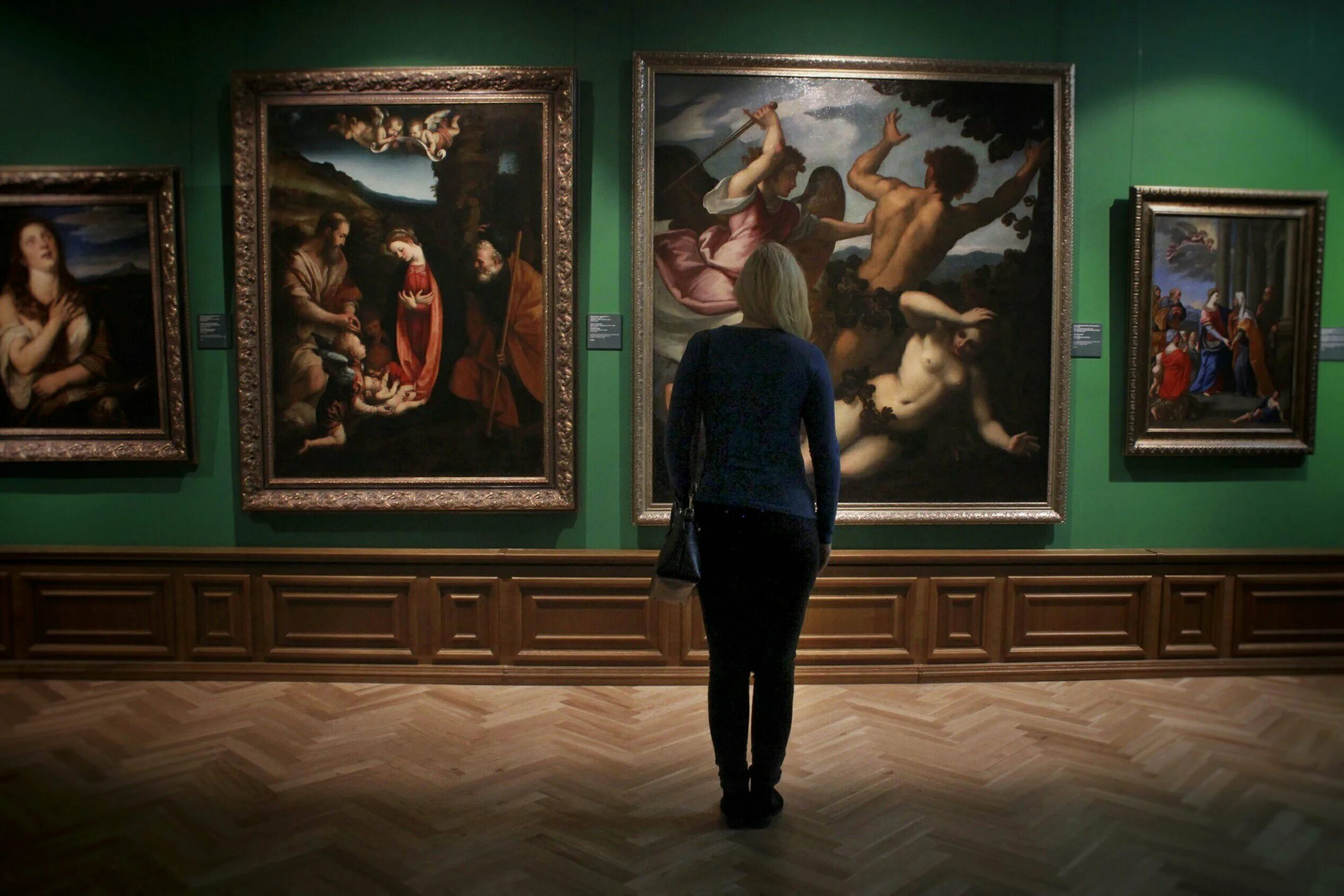 Картина в музее. Почему по 2 фотки в галерее. Экскурсия в третьяковскую галерею. Третьяковская галерея в москве. Картинная галерея.