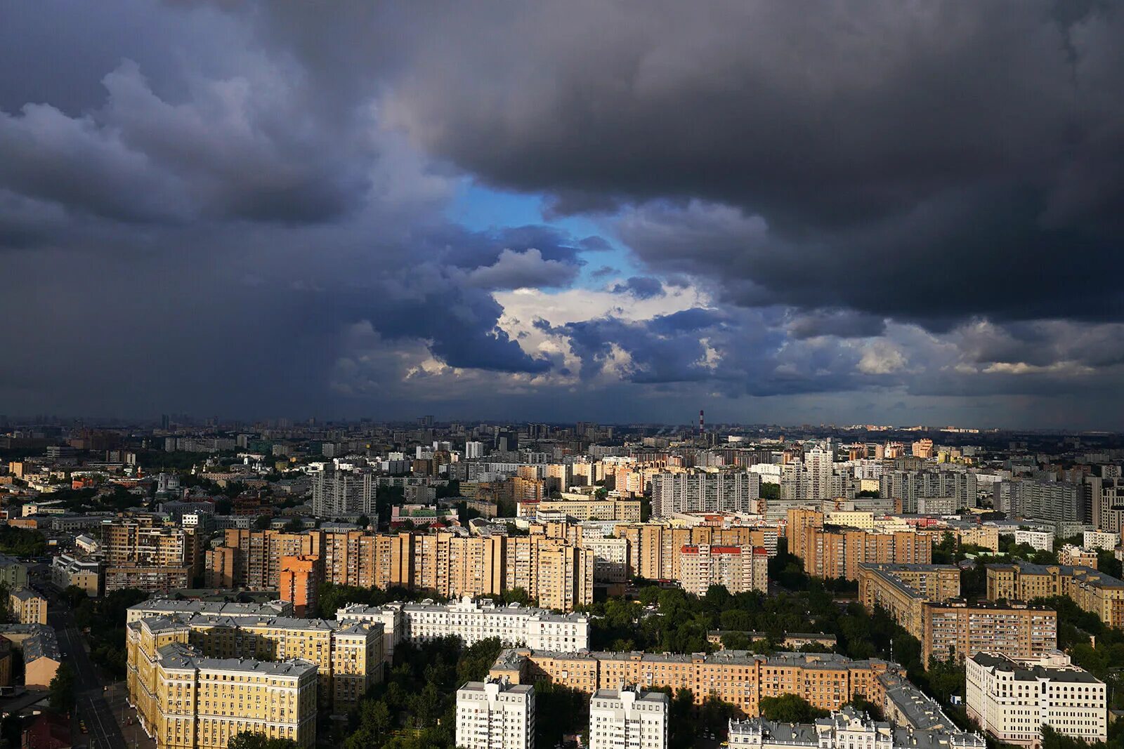 Гроза в москве. 2022. Гроза и дождь. Гроза в москве. Ливень с грозой.