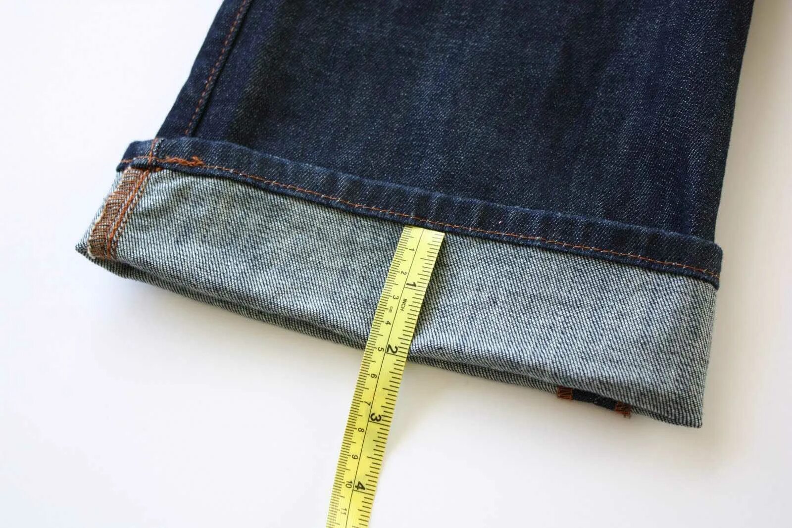 Видео как подшить джинсы с сохранением фабричного. Подрубить джинсы. Укорачивание джинсов. Подшить джинсы. Подгиб джинсов.