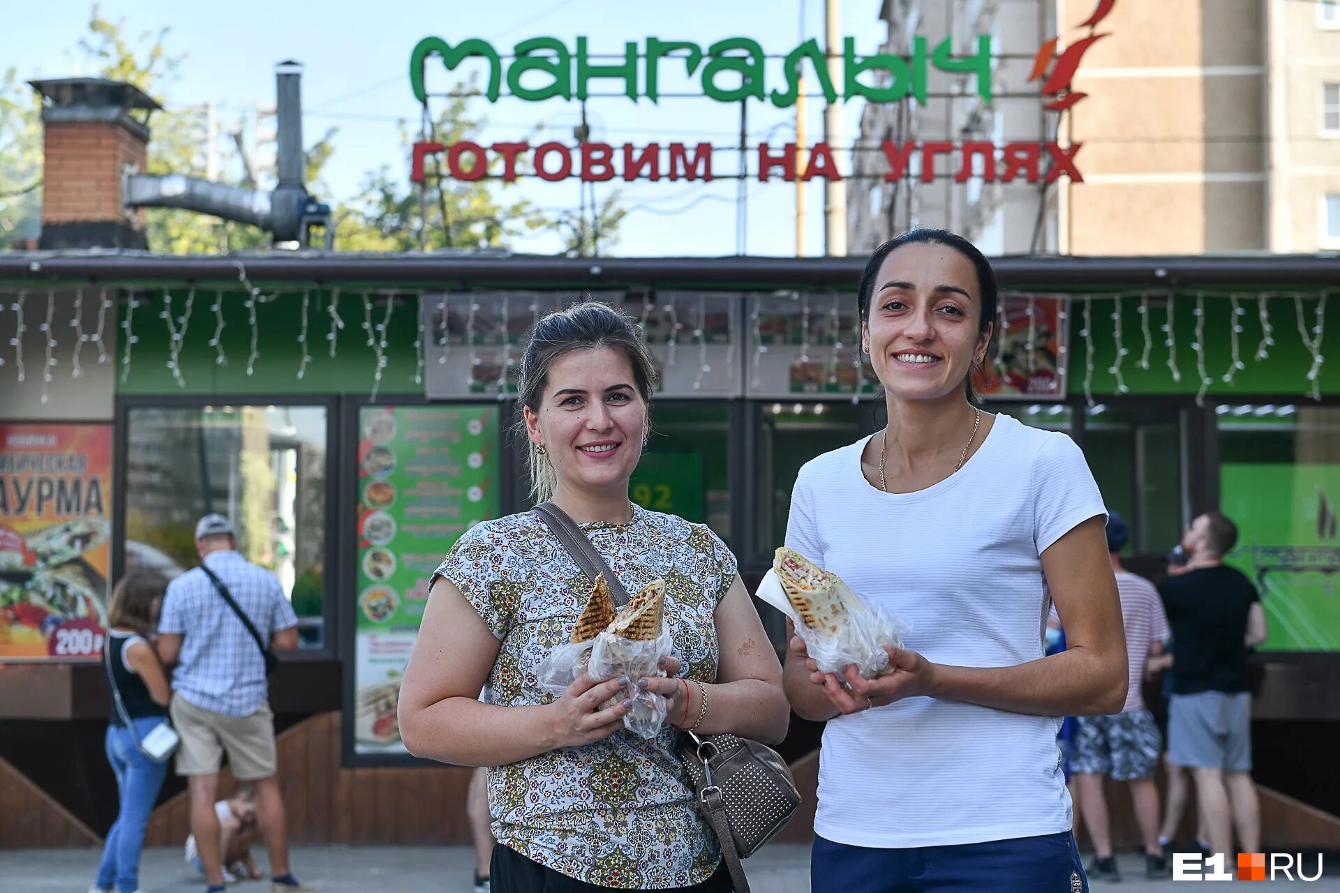 Шаурма мангалыч. Шаурма мангалыч екатеринбург. мангалыч екатеринбург уралмаш. ларёк с шаурмой на набережной.