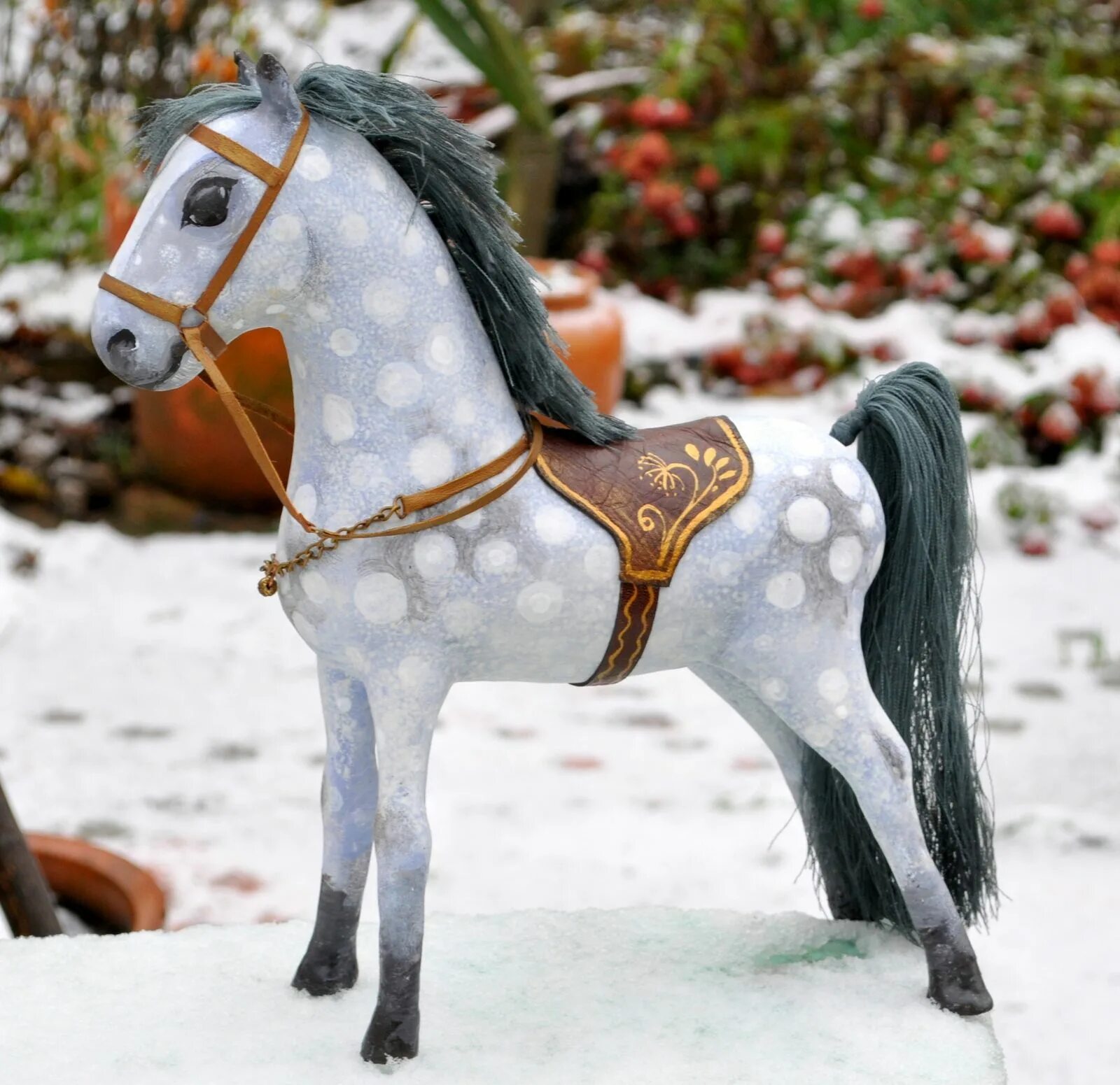 Елочная игрушка лошадка. Лошадь Новогодняя игрушка. Лошадь папье маше. Лошадка папье маше на елку.