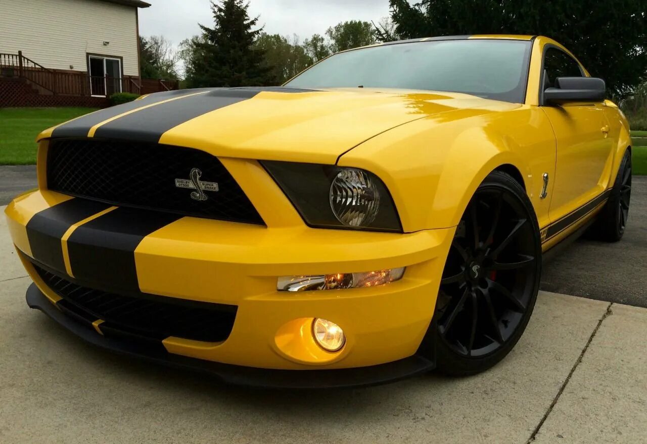 Ford Shelby gt 500 жёлтый. Ford Mustang Shelby gt 2006. Ford Mustang Shelby gt500 желтый. Форд Мустанг Шелби gt 500. Машина с черными полосками