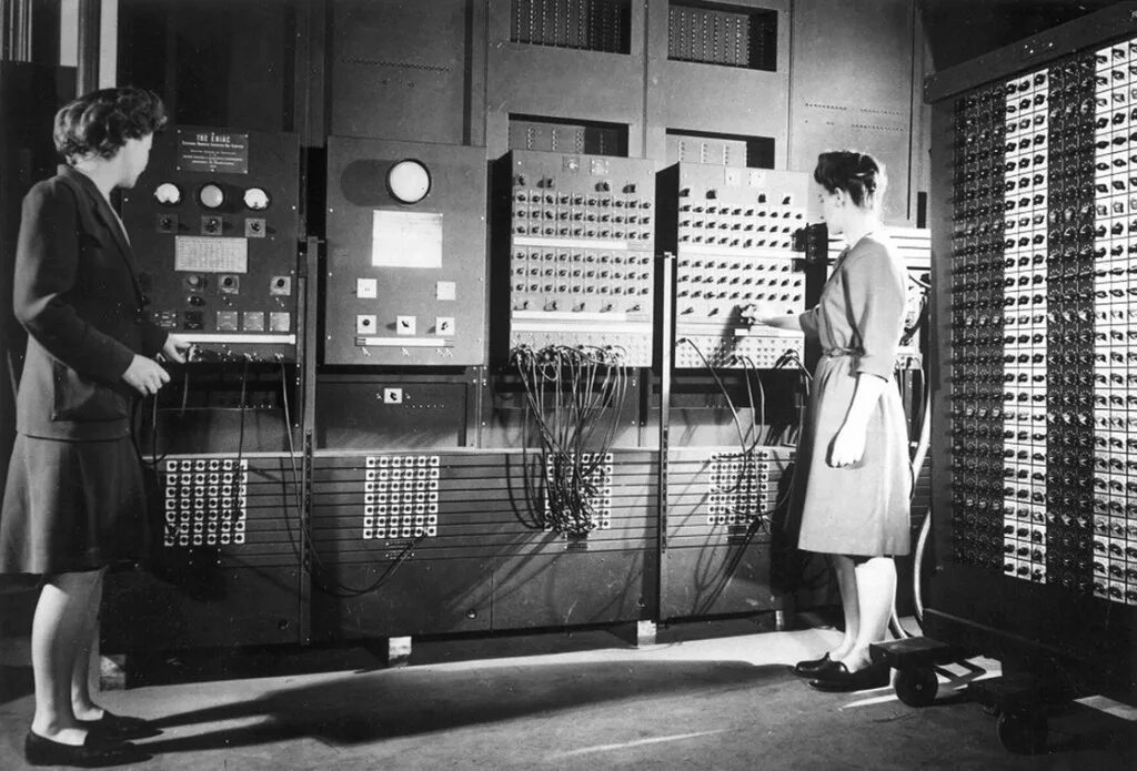 Первый компьютер ЭНИАК. ЭНИАК 1946. Eniac первый компьютер. Eniac (Electronic numerical Integrator and Computer). Машины вычислительные электронные цифровые