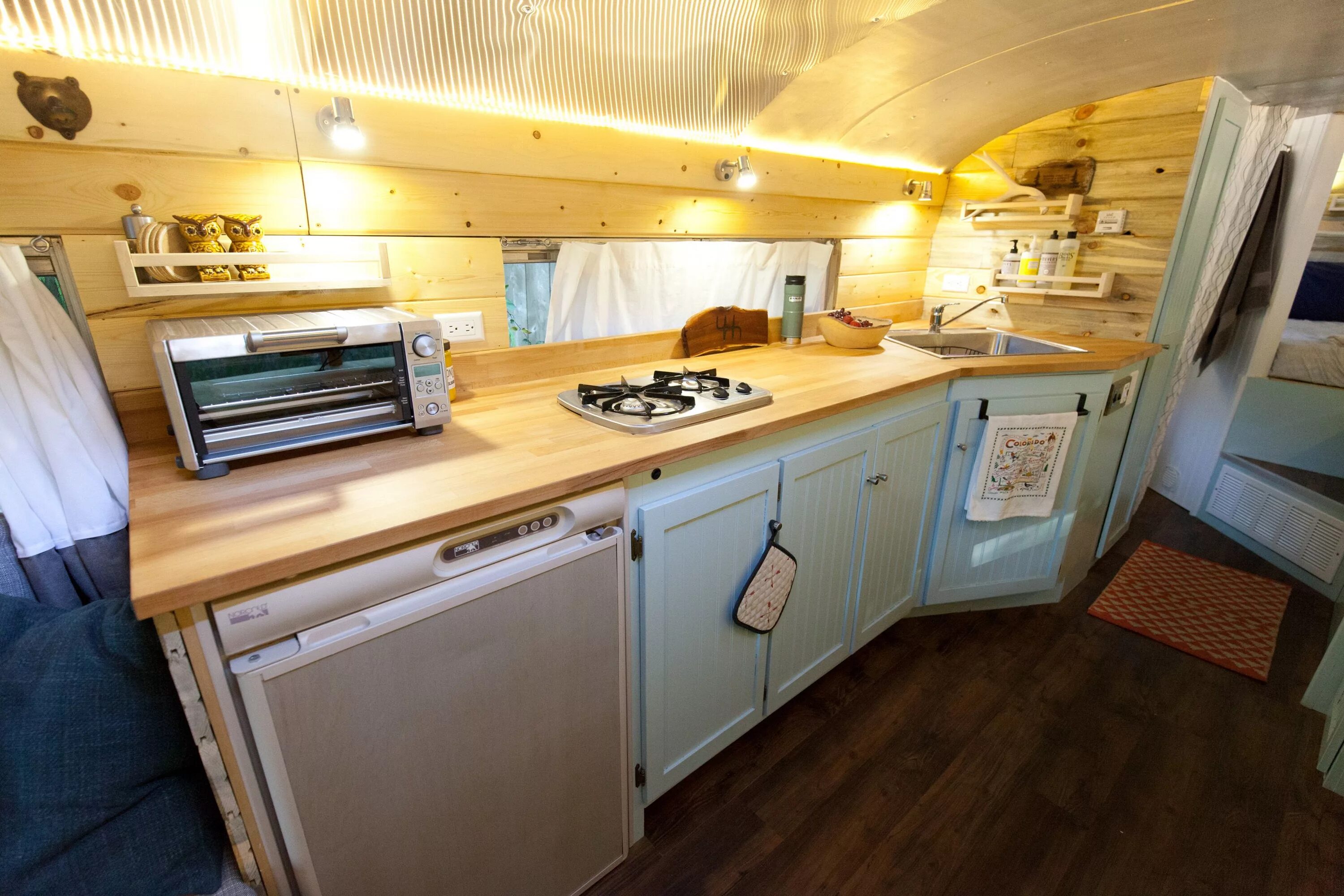Кухня на колесах. Автодом tiny house. автодом кухня. дом на колесах кухня. передвижная кухня на колесах.