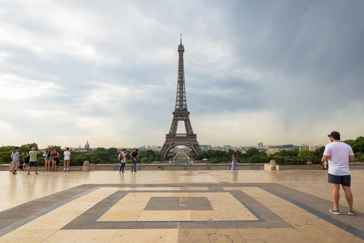 На фоне эльфелевой башни. Париж вид на Эйфелеву башню. Эйфелева башня смотровая площадка. Вид на Париж с Эйфелевой башни. Париж площадь перед Эйфелевой башней.
