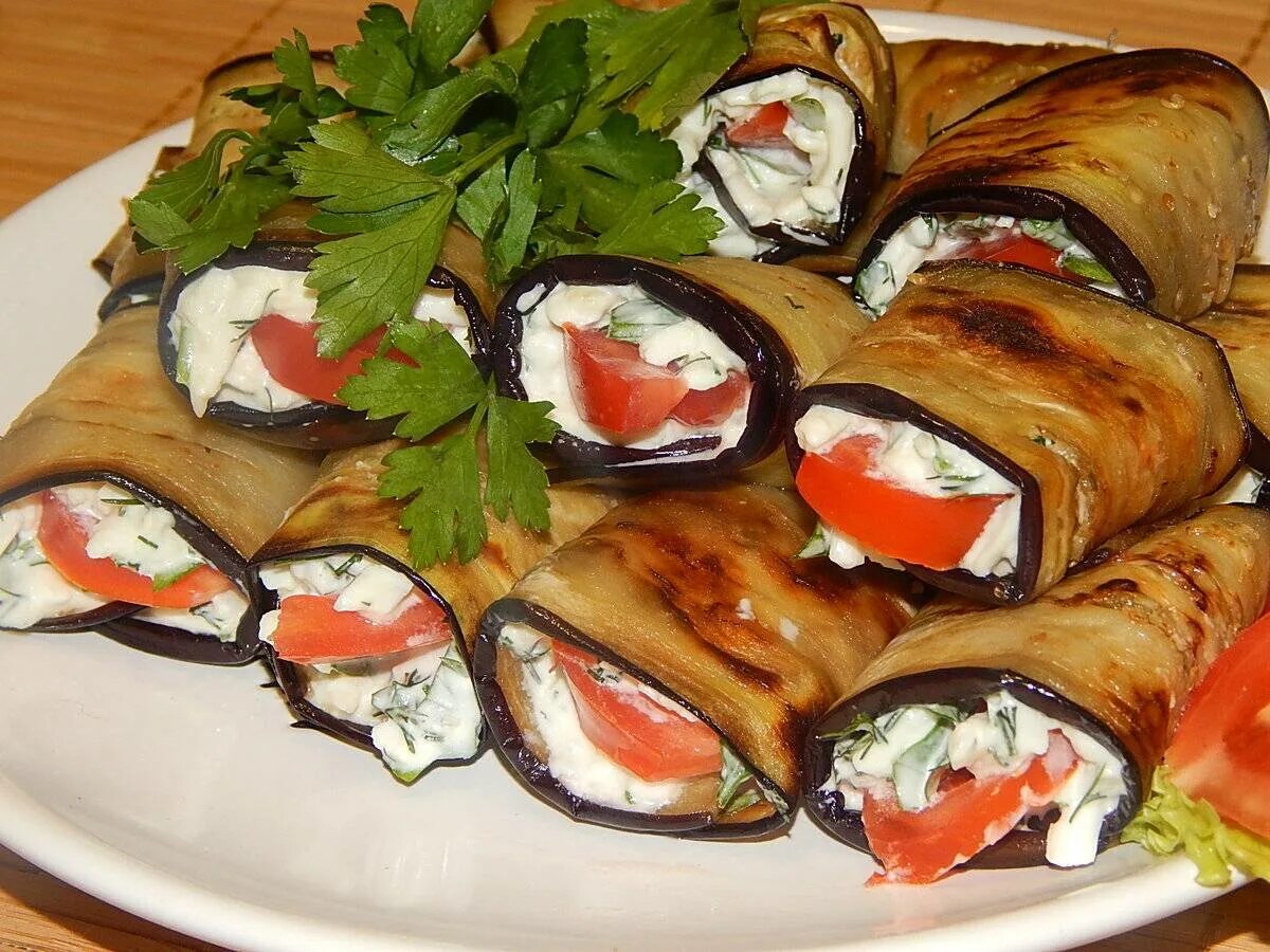 Рулет из баклажанов с сыром и чесноком. Рулетики из баклажанов 150гр. рулетики из баклажанов с сыром и чесноком и помидорами. рулетики из баклажана с фетой и помидорами. баклажаны тещин язык рулетики.