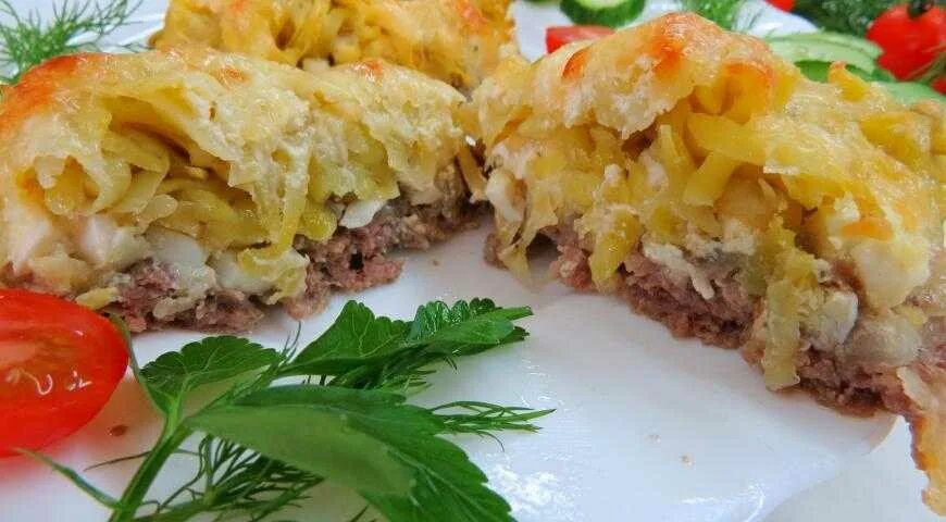 Фарш куриный картофель сыр. Мясные стожки. стожки мясные с картофелем. стожки из фарша. стожки с картофелем и сыром.