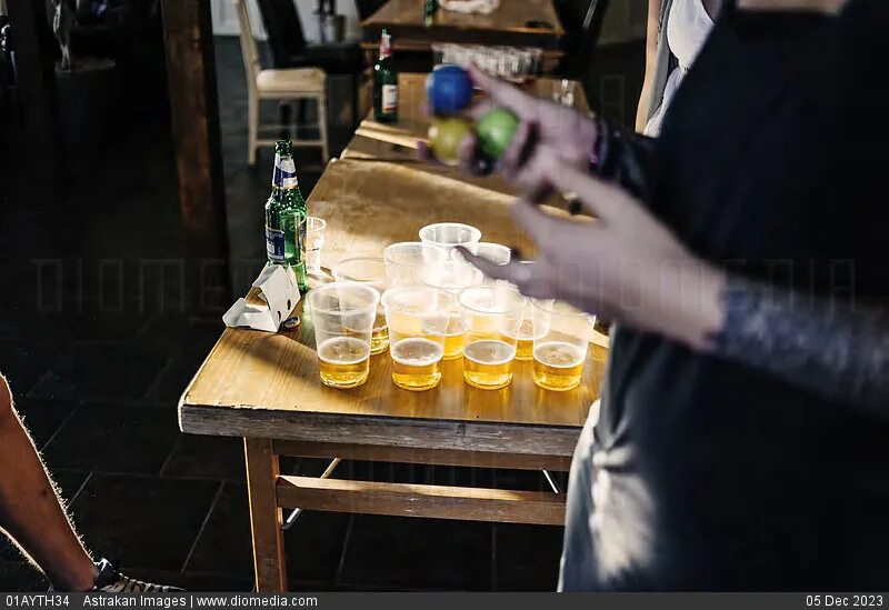 Пиво воняет. Пиво на столе на работе. Вони пиво игра. Balls алкоголь. Beer Bottle on Table.