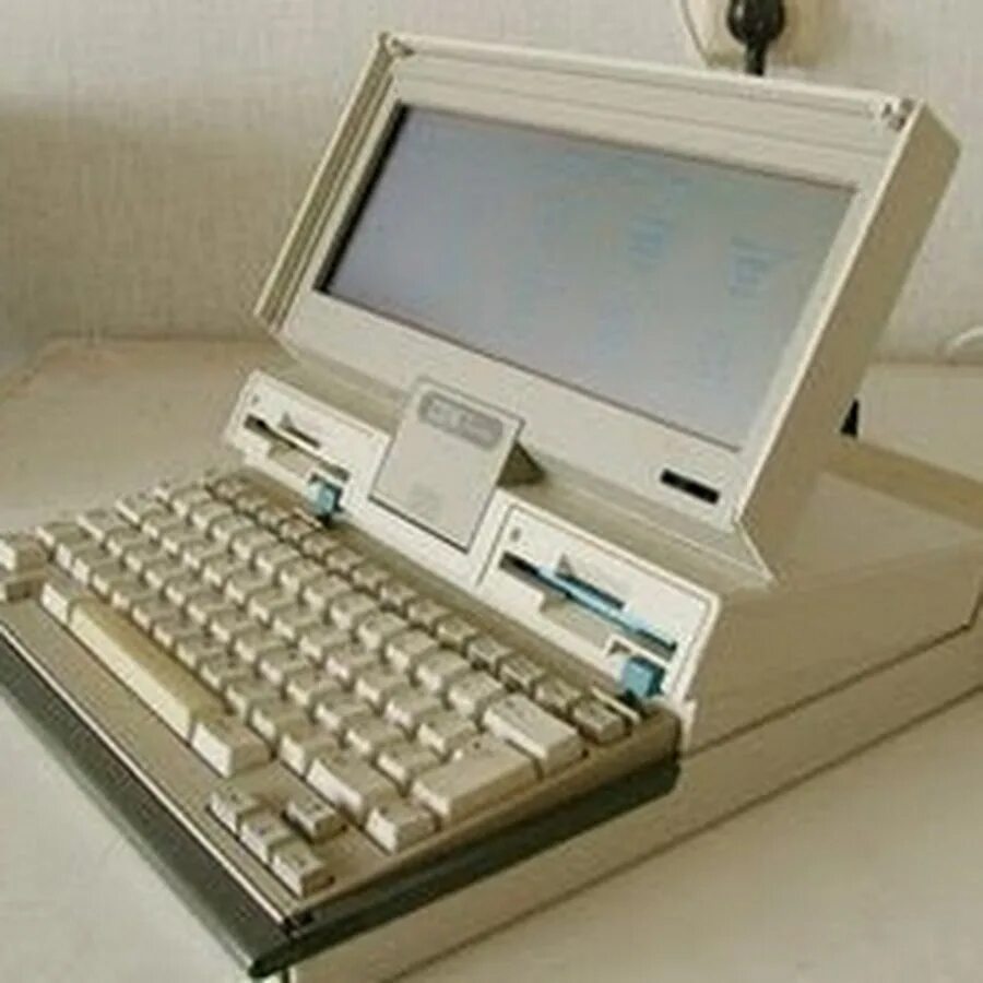 Первые компьютеры с гибким дисками. Apple macintosh mouse m0100. Самая первая компьютерная мышь. Компьютерная эпоха кратко. Первый макинтош.