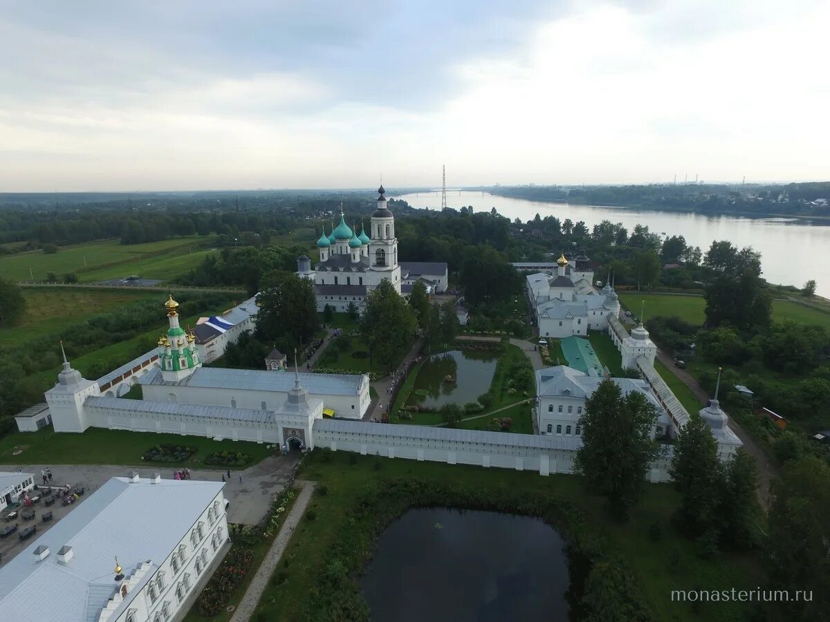 Ковид ярославль. Ярославский Толгский монастырь. Толгский женский монастырь Ярославль. Толга монастырь Ярославль. Толгский монастырь с высоты птичьего полета.