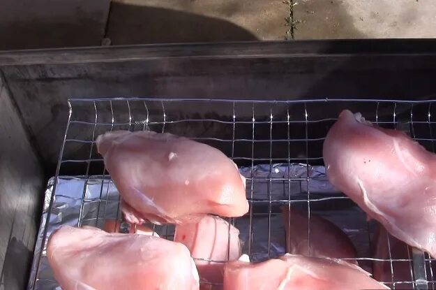 Грудка горячего копчения. Курица холодного копчения грудка. куриная грудка горячего копчения. куриные грудки для копчения.