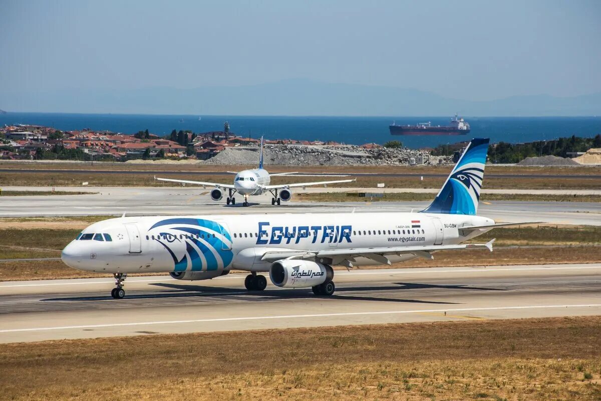 Авиарейс египет. Авиакомпания Egypt Air. Египт АИР самолеты. EGYPTAIR Москва Шарм-Эль-Шейх самолет. Самолет Москва Каир.