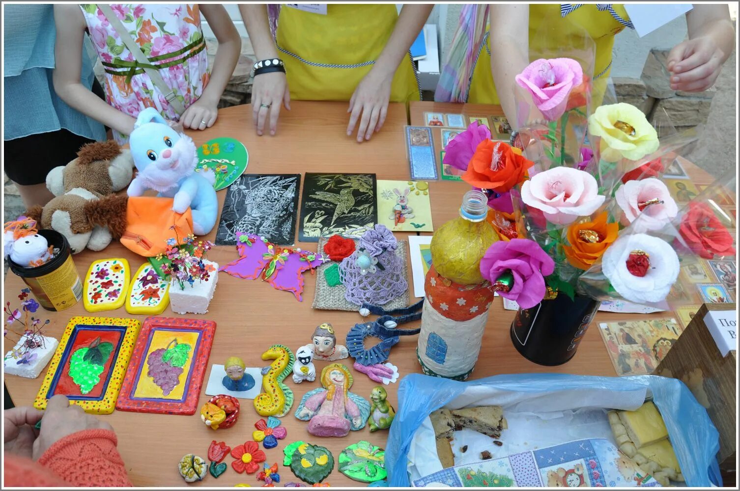 Выставка к пасхе в доу. Рукоделие на школьную ярмарку. Поделка для ярмарки в садик. Благотворительная ярмарка сувениры. Поделки на ярмарку в школу.