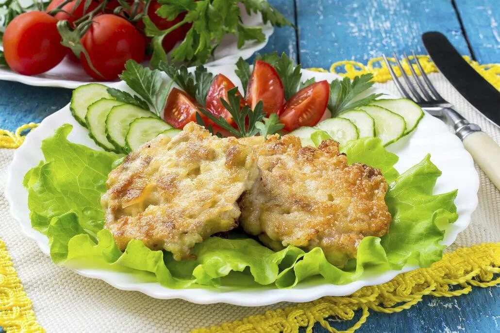Куриные котлеты из куриного филе калорийность. Биточки рубленные из птицы. котлета куриная рубленая. котлеты из куриного филе. рубленные куриные котлеты.