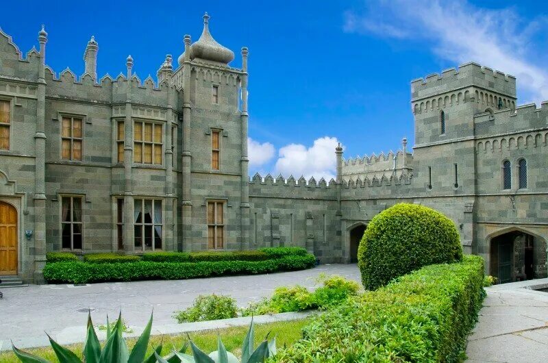 Город с воронцовским дворцом 6 букв. Воронцовский дворец часы. Тбилиси воронцовский дворец с высоты. Алупка воронцовский дворец и парк. Воронцовский дворец в алупке.