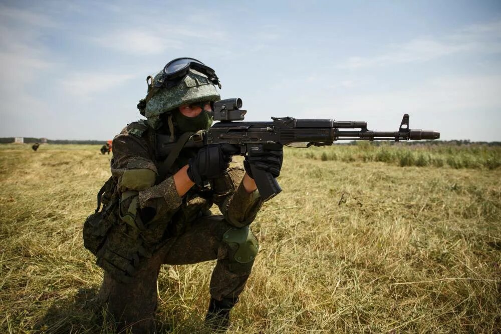 Военные с оружием в руках. Солдат РФ С ак74м. АК 74 спецназ. Спецназ ССО С АК-12. Автомат Калашникова 74м спецназ.