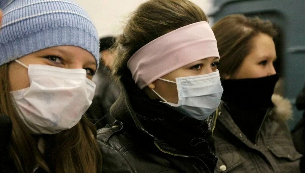 Девушка 19 лет после перенесенной орви. Девушка в марлевой повязке. человек в марлевой маске. грипп марлевая повязка.