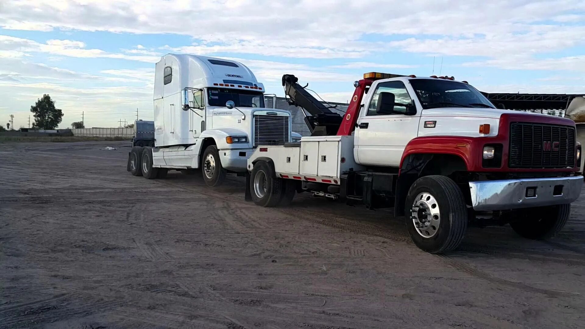 Эвакуатор грузовичков. Шевроле Кодиак эвакуатор. Chevrolet Kodiak c5500. Эвакуатор Кадьяк американский. Кадьяк грузовик эвакуатор.