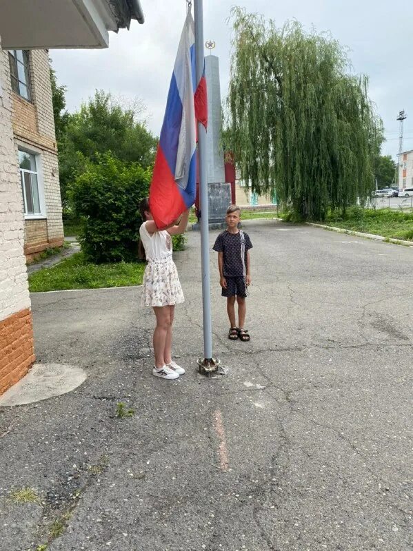 лукерья говорила тихо и слабо но без остановки запятые однородные. 1991. лукерья говорила тихо и слабо но без остановки запятые однородные. пунктуация 5 класс упражнения. пустой без команды со спущенным флагом восстания.