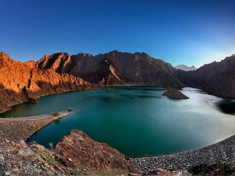 Горы в дубае. Горный курорт Хатта. Озеро Хатта ОАЭ. Hatta dam Дубай. Горы Хатта Дубай.