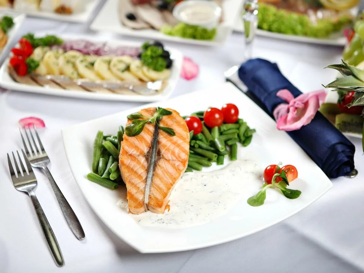 Холодные закуски на праздничный стол. Закуски на банкет. Сервировка стола с блюдами. Сервировка блюд в ресторане. Банкетные блюда.