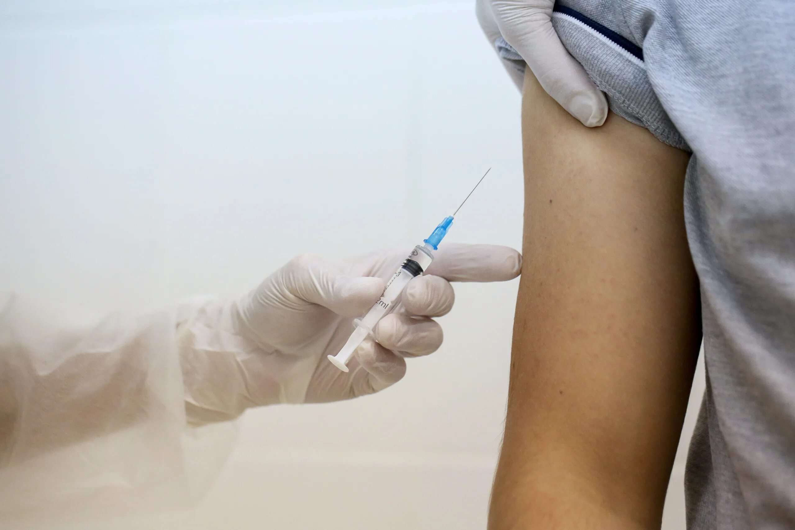 2 мл и 0. Шприц 2 мл 2-х компонентный с иглой 23g. Укол от короны. Второй укол. Шприц 10 мл с иглой.