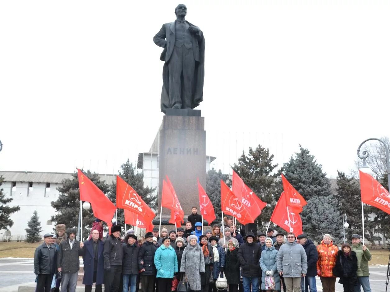 Пикет площадь Ленина Астрахань. 21 Января площадь Ленина коммунисты. Памятник Ленину демонстрации.