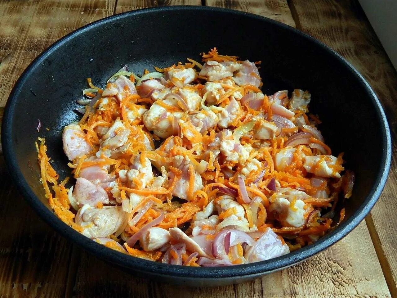 Филе курицы с овощами на сковороде